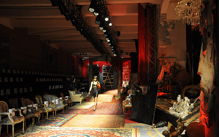 Показ Moschino в Музее Москвы